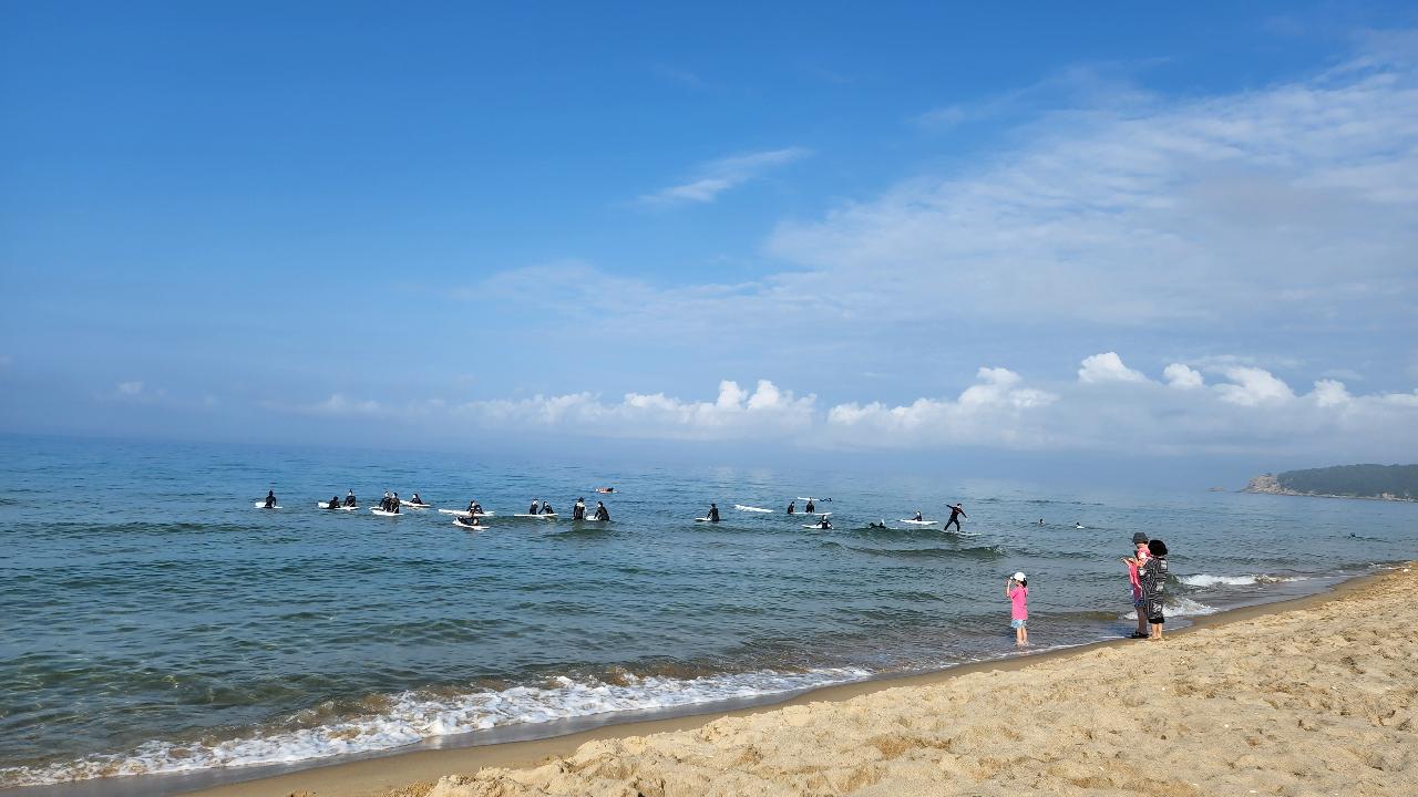 서피비치에서 처음 서핑을 타봤어요.